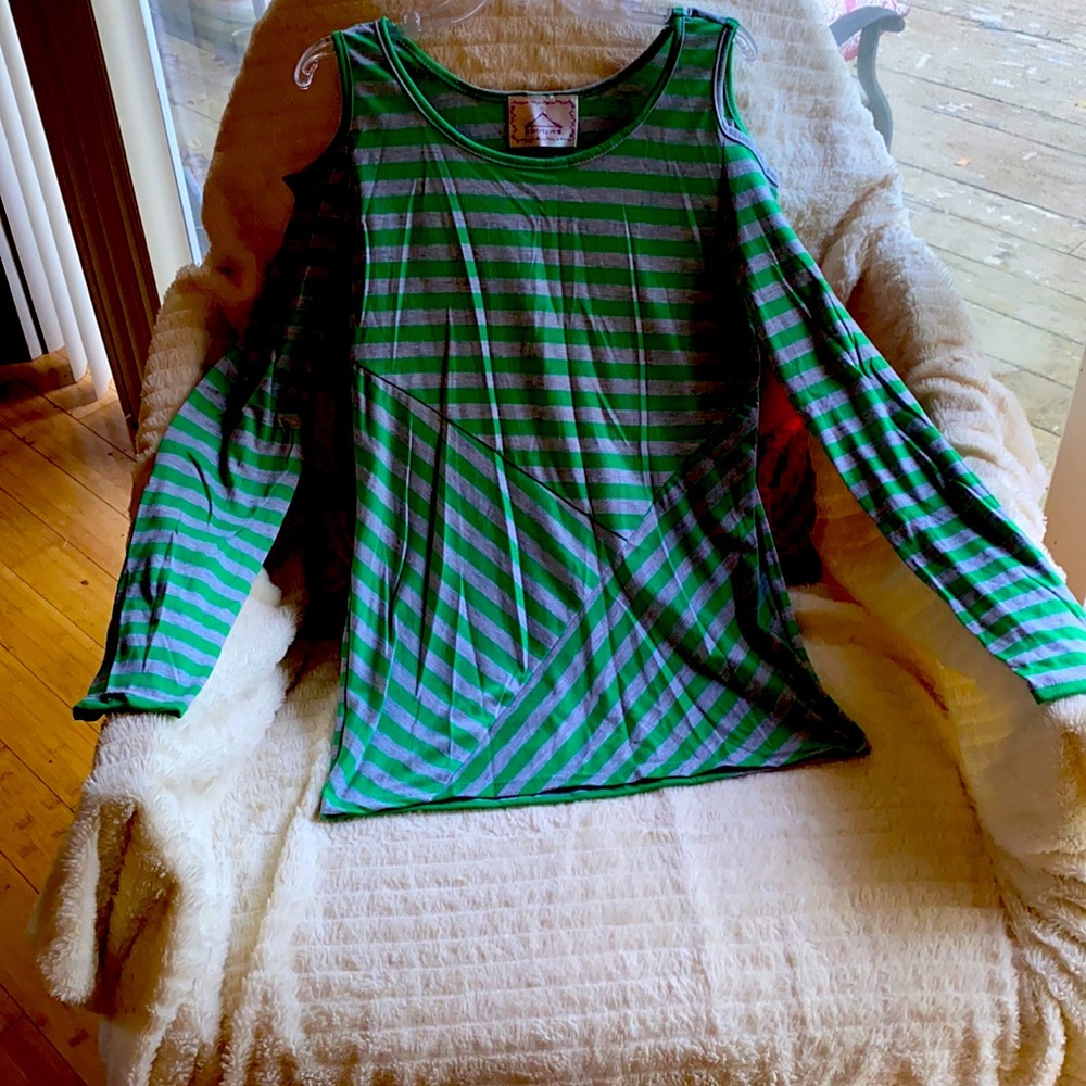 Intrigue Green Gray Cold Shoulder Top NeverUsed